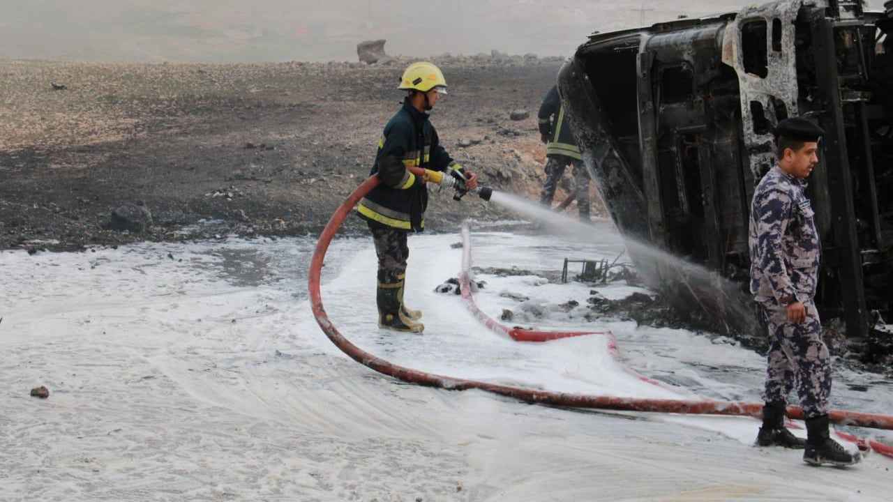 "خطير".. عراقيون يجمعون البنزين من بركة (فيديو)