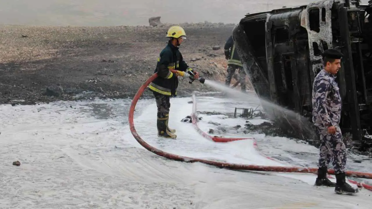 "خطير".. عراقيون يجمعون البنزين من بركة (فيديو)
