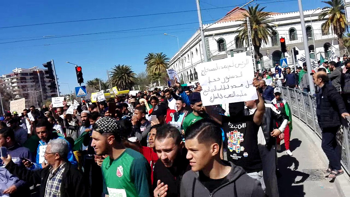 الشرطة الجزائرية: اعتقال 75 محتجًا وإصابة 11 شرطيًا في العاصمة