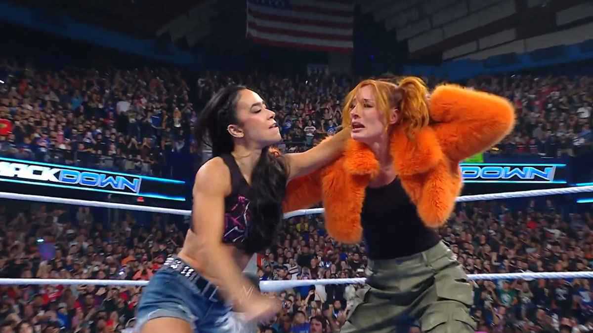 إيه جيه لي تعود لعالم WWE بعد غياب 10 سنوات.. وتصفع بيكي لينش (فيديو)