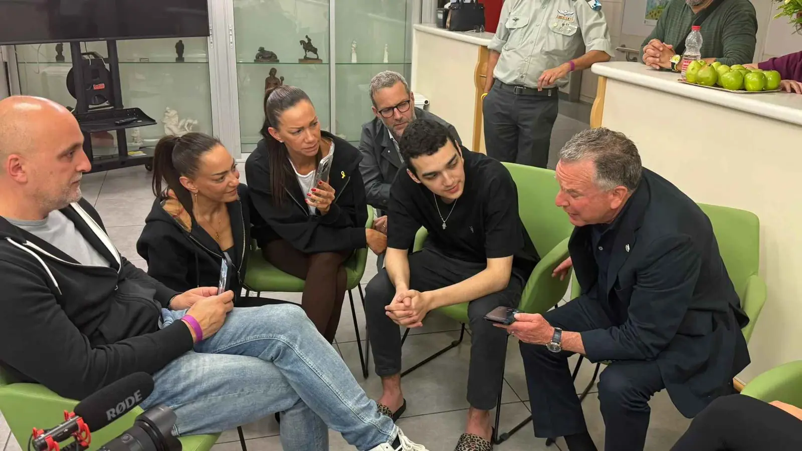 ماذا أهدى ويتكوف الرهينة الأمريكي عيدان ألكسندر؟ (صورة)