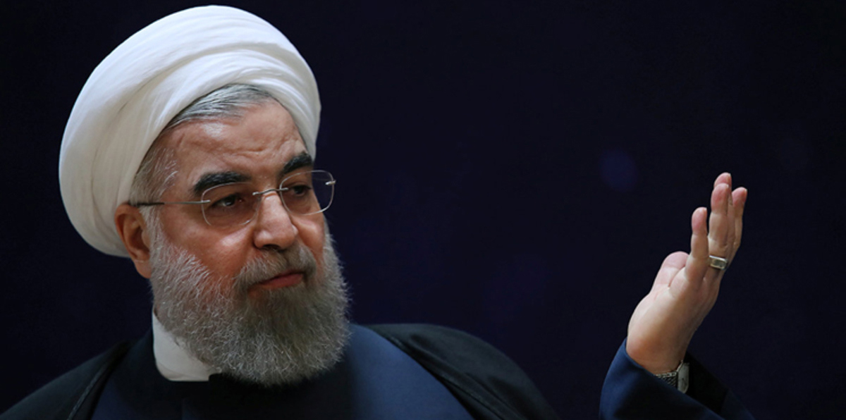 وصول الرئيس الإيراني حسن روحاني إلى سلطنة عمان والسلطان قابوس في مقدمة مستقبليه