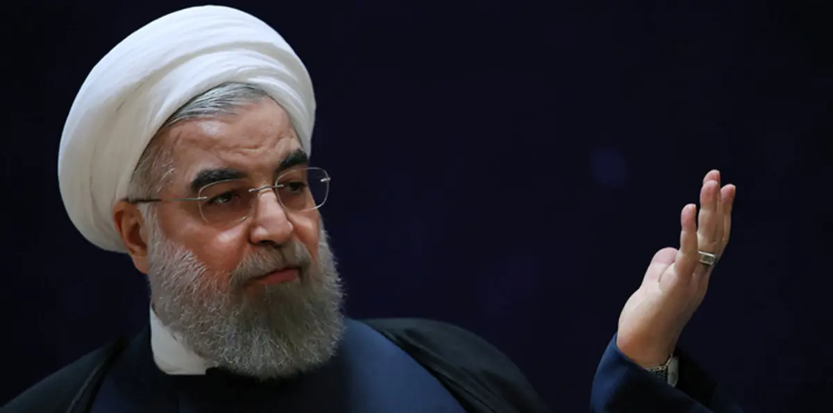 وصول الرئيس الإيراني حسن روحاني إلى سلطنة عمان والسلطان قابوس في مقدمة مستقبليه