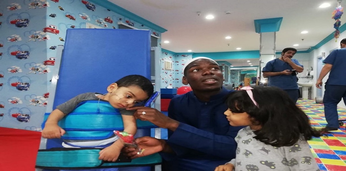 بعد أدائه مناسك العمرة.. بوغبا يزور مركزًا لتأهيل ذوي الاحتياجات الخاصة في السعودية (صور)