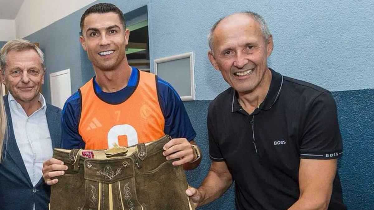 سروال مصنوع يدويا.. كريستيانو رونالدو يتلقى هدية نمساوية خاصة