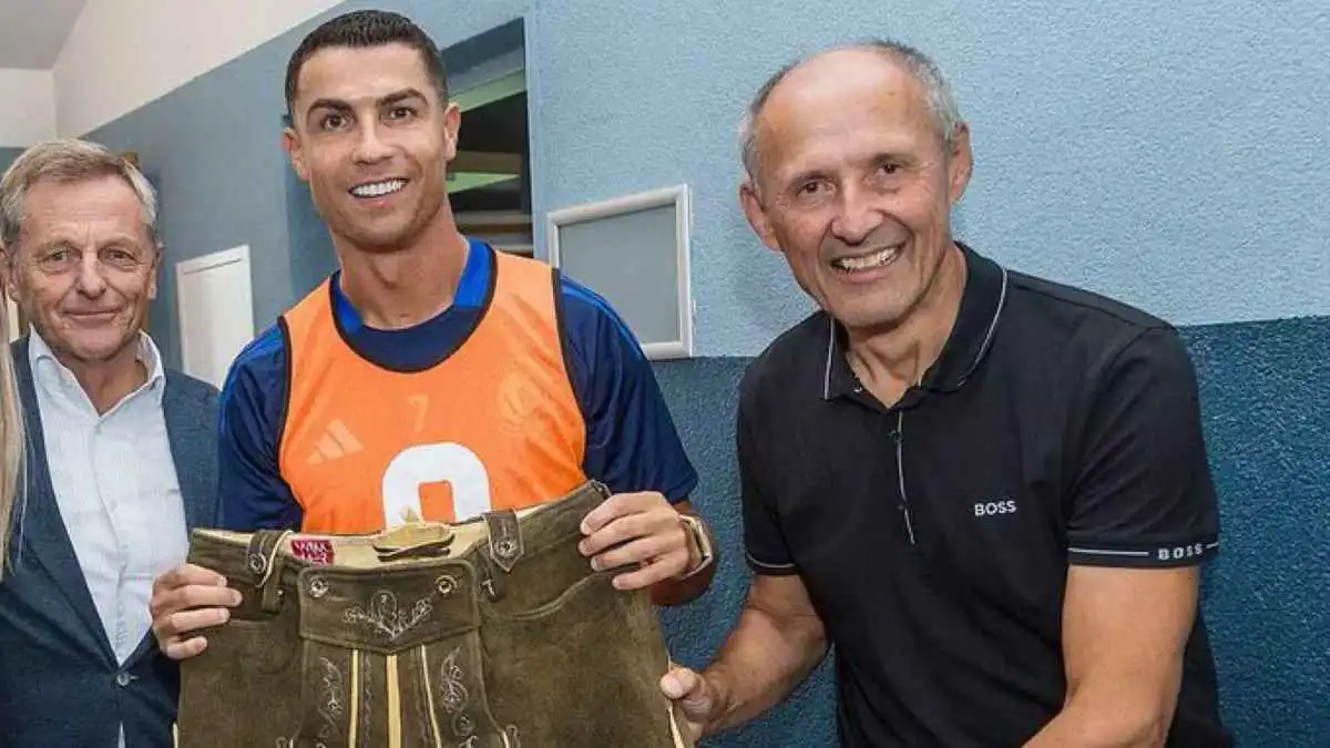 سروال مصنوع يدويا.. كريستيانو رونالدو يتلقى هدية نمساوية خاصة