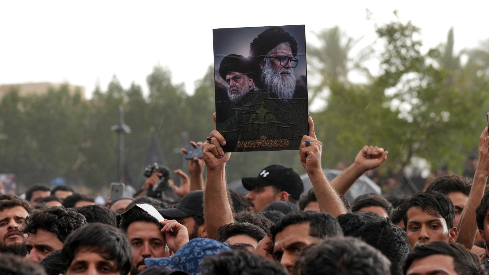 حراك في الظل ومناورات.. الصدر يربك المشهد الانتخابي رغم المقاطعة