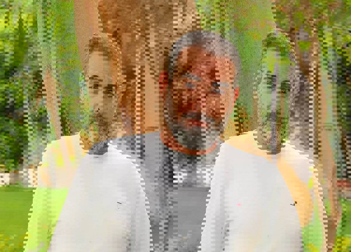 أحمد عبد العزيز يستضيف شابا من ذوي الهمم انفعل عليه في عزاء فنانة (صورة)