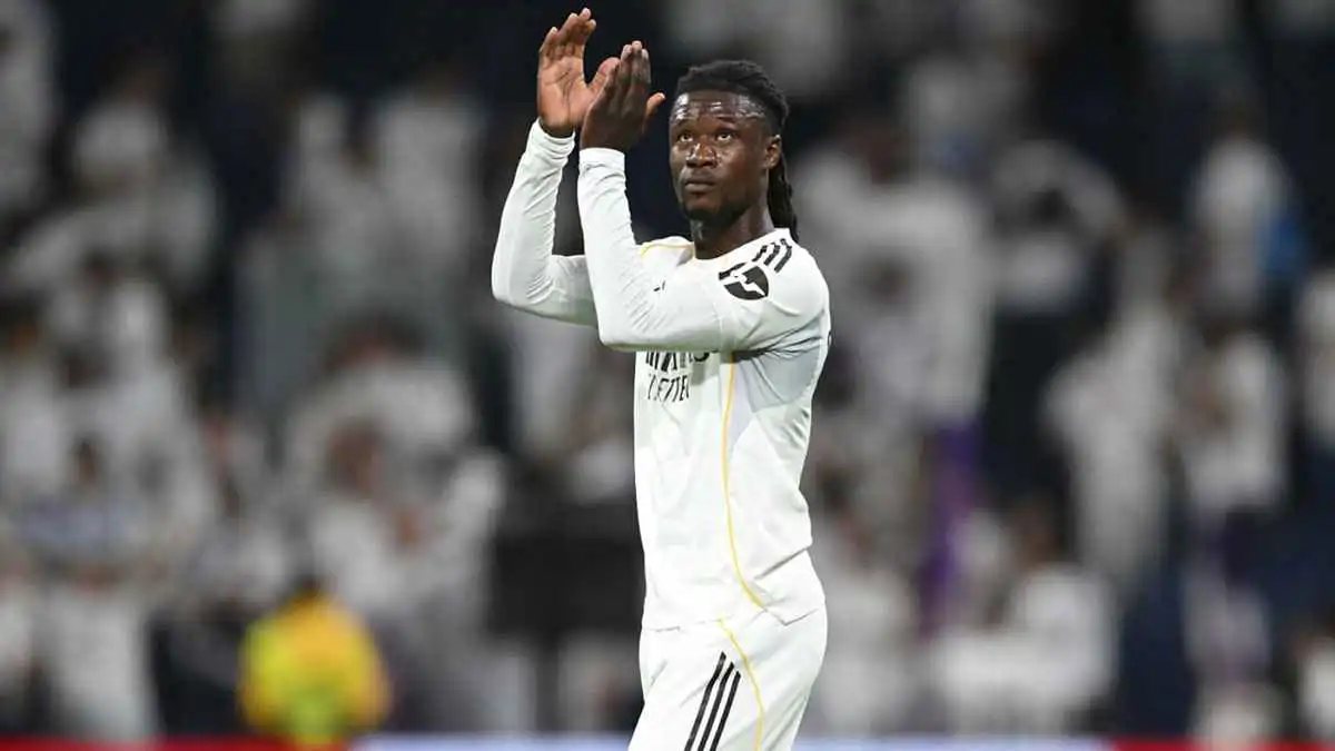 آخر نجم يخرج من الملعب.. تصرف لافت لكامافينغا بعد مباراة ألافيس (فيديو)