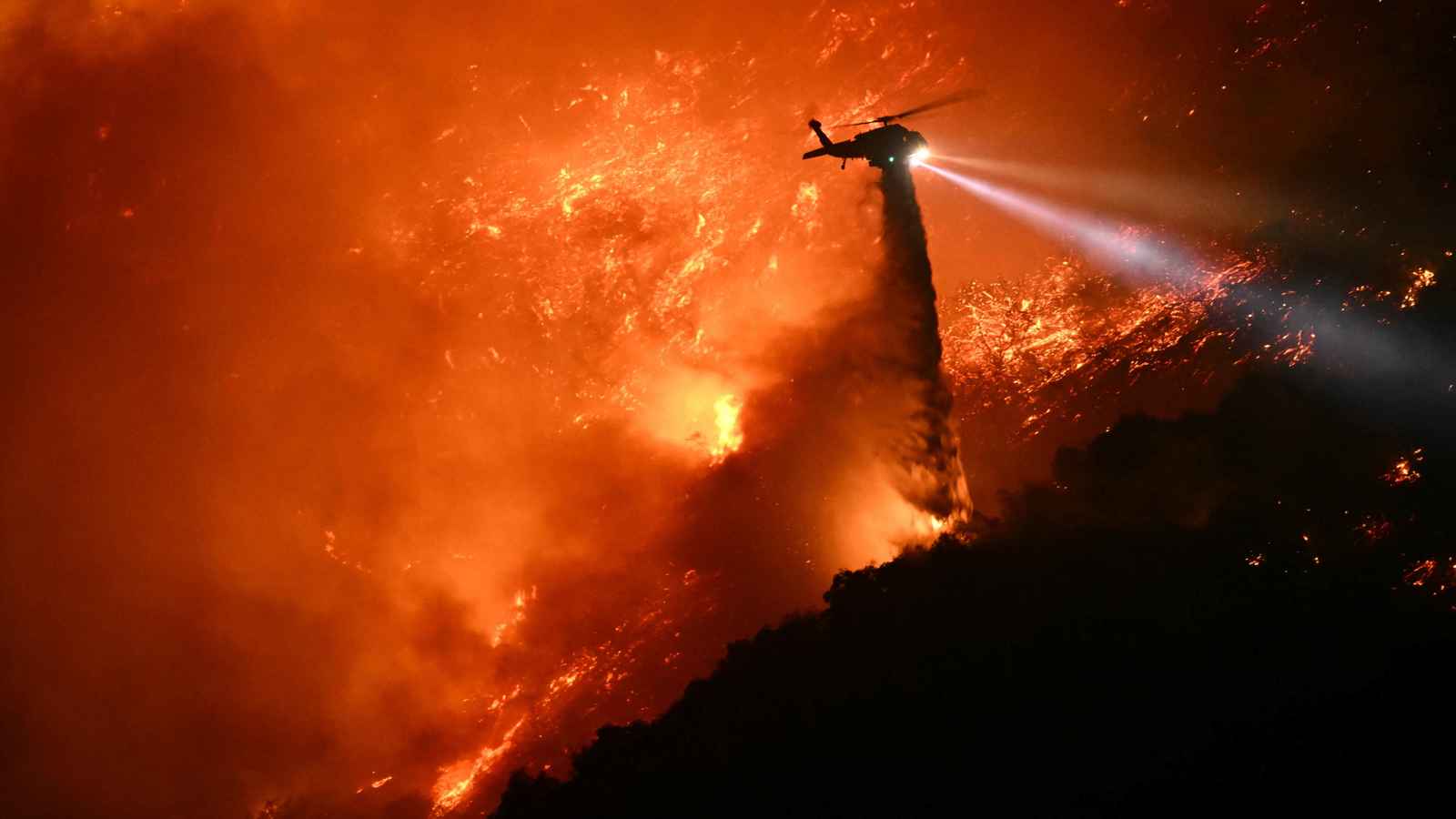 أودت بحياة 16 شخصا.. الجيش الأمريكي يتأهب لاحتواء حرائق لوس أنجلوس