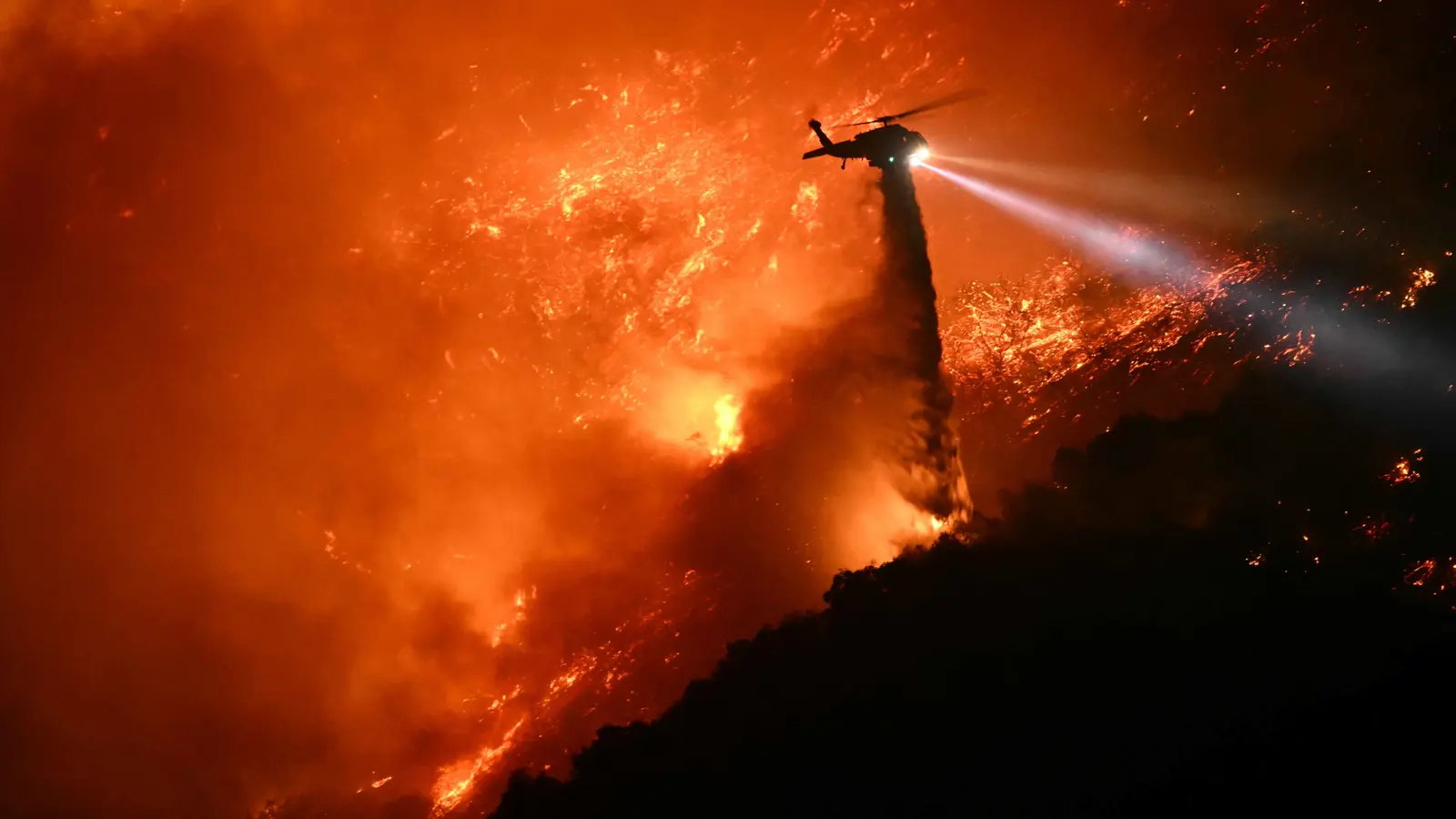 أودت بحياة 16 شخصا.. الجيش الأمريكي يتأهب لاحتواء حرائق لوس أنجلوس