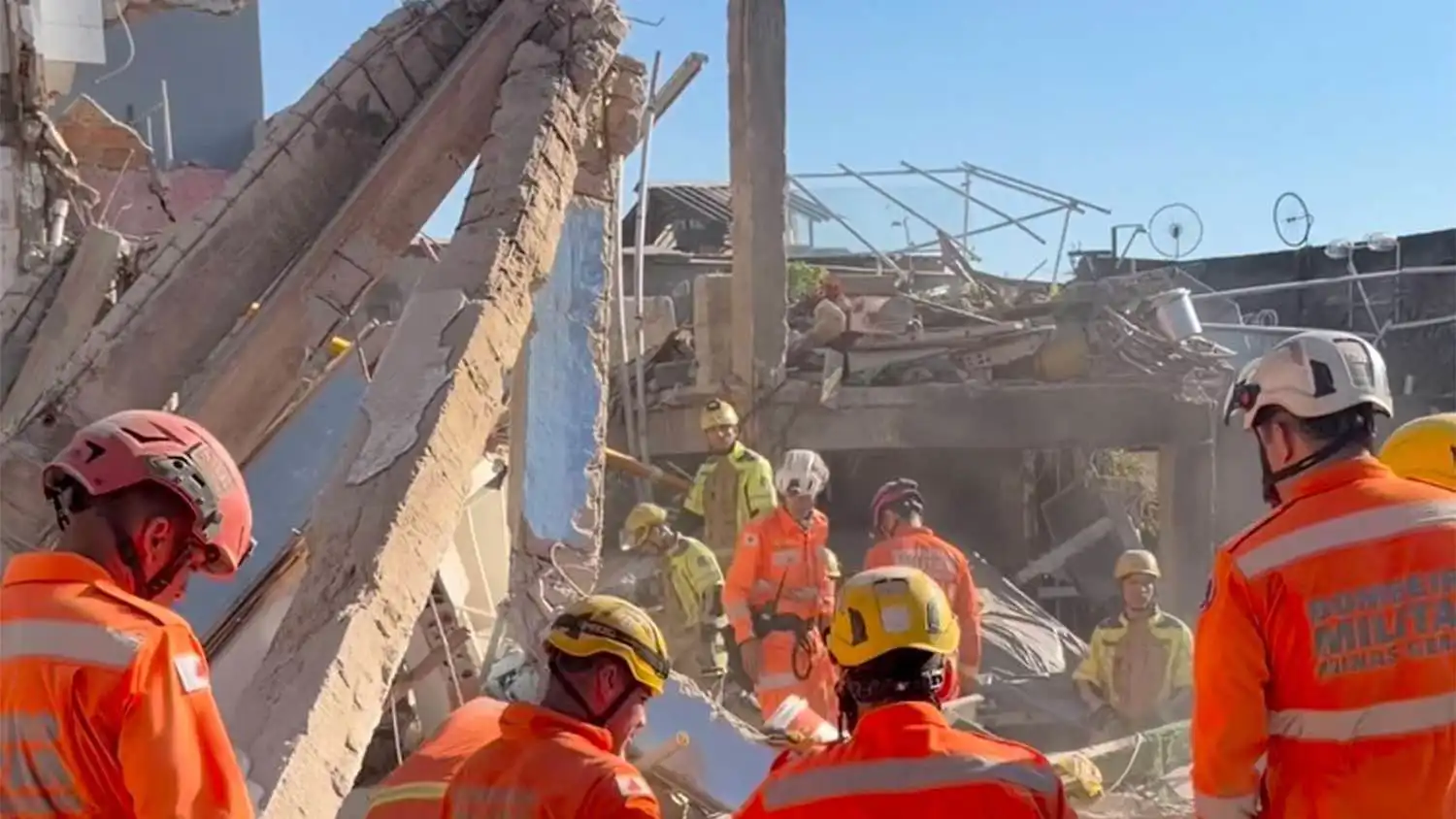 12 قتيلًا إثر انهيار دار رعاية مسنين في البرازيل (فيديو)