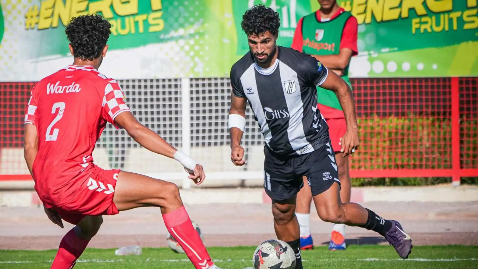 حكم تونسي يفجر موجة غضب بسبب التحريض على لاعب رفع صورة والدته الراحلة (شاهد)