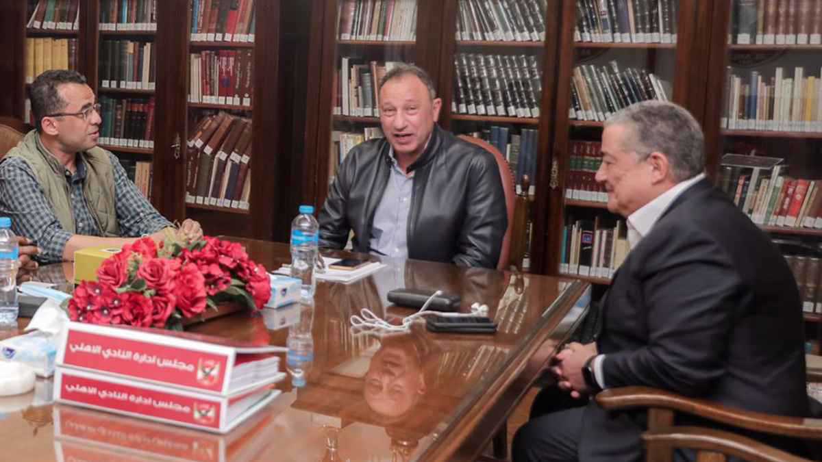 رغم عدم وجود منافسين.. لماذا لم يعلن الأهلي فوز الخطيب ونائبه بالتزكية؟