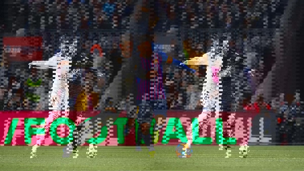 تعيين أليخاندرو هيرنانديز لإدارة مباراة الكلاسيكو بين برشلونة وريال مدريد