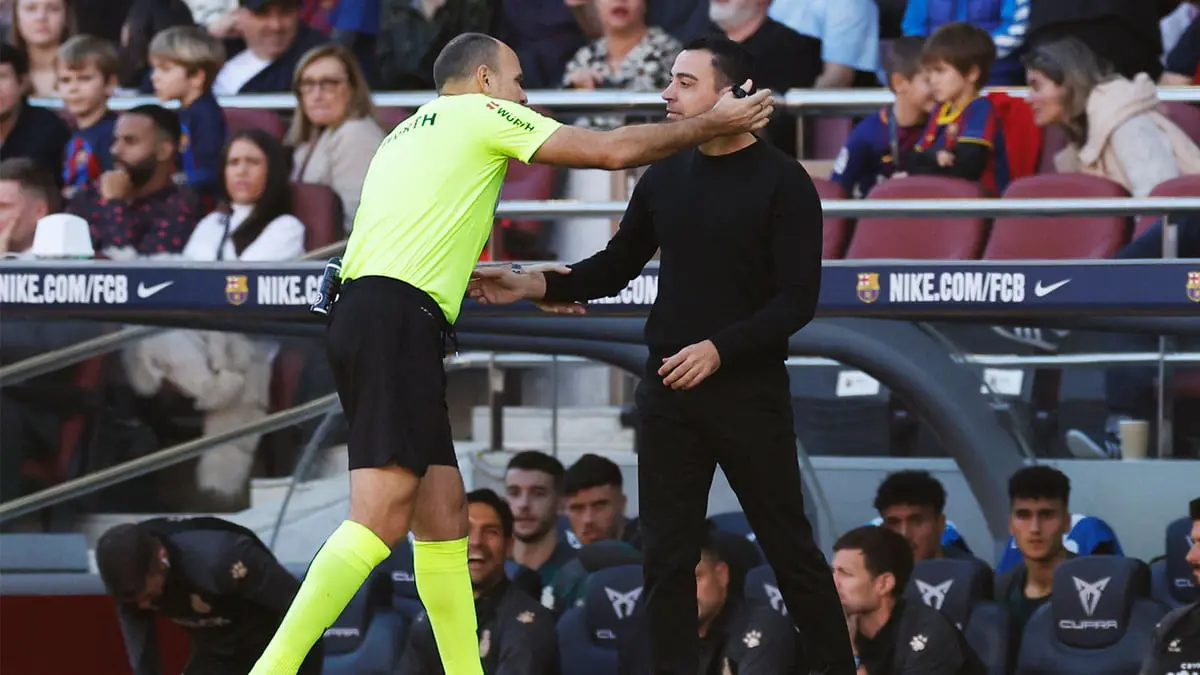 تشافي يوجه انتقادات لماتيو لاهوز حكم مباراة برشلونة وإسبانيول
