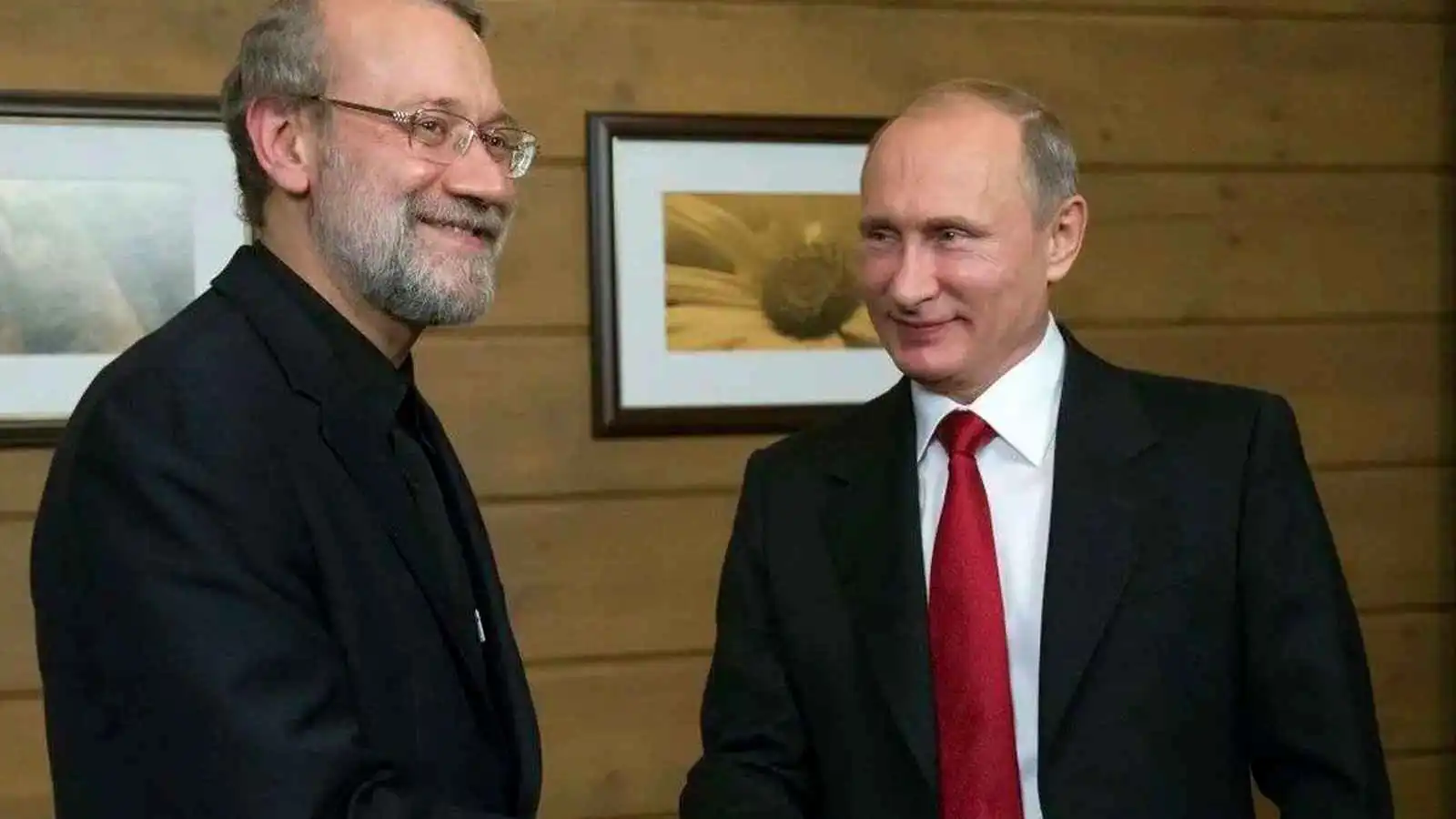 لاريجاني في موسكو حاملاً رسالة من خامنئي إلى بوتين