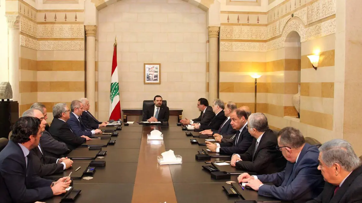 وسط صمت الحريري.. احتدام الخلاف بين وزراء لبنان حول العلاقة مع سوريا