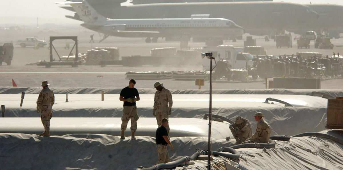 الجيش الأمريكي: إصابات في انفجار عند مدخل قاعدة جوية قرب كابول