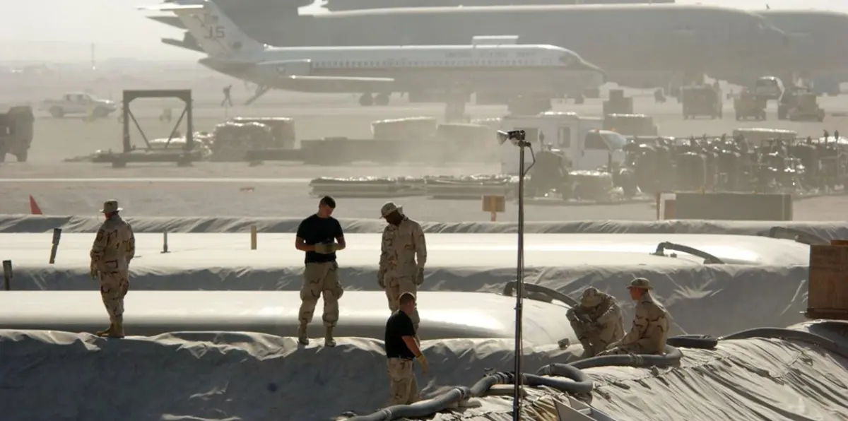 الجيش الأمريكي: إصابات في انفجار عند مدخل قاعدة جوية قرب كابول