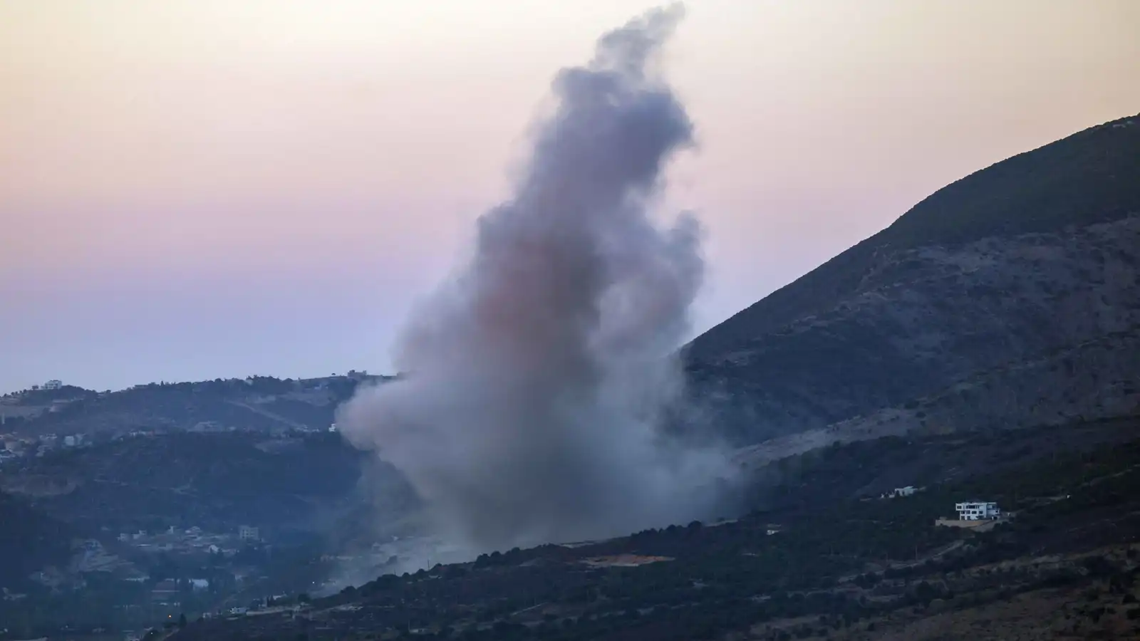 عون يندد بغارة إسرائيلية أسفرت عن قتيل و7 إصابات جنوب لبنان