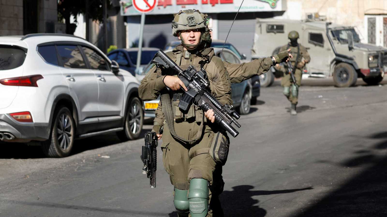 تصعيد خطير في الضفة.. اشتباكات عنيفة وتشديد إسرائيلي غير مسبوق (فيديو)