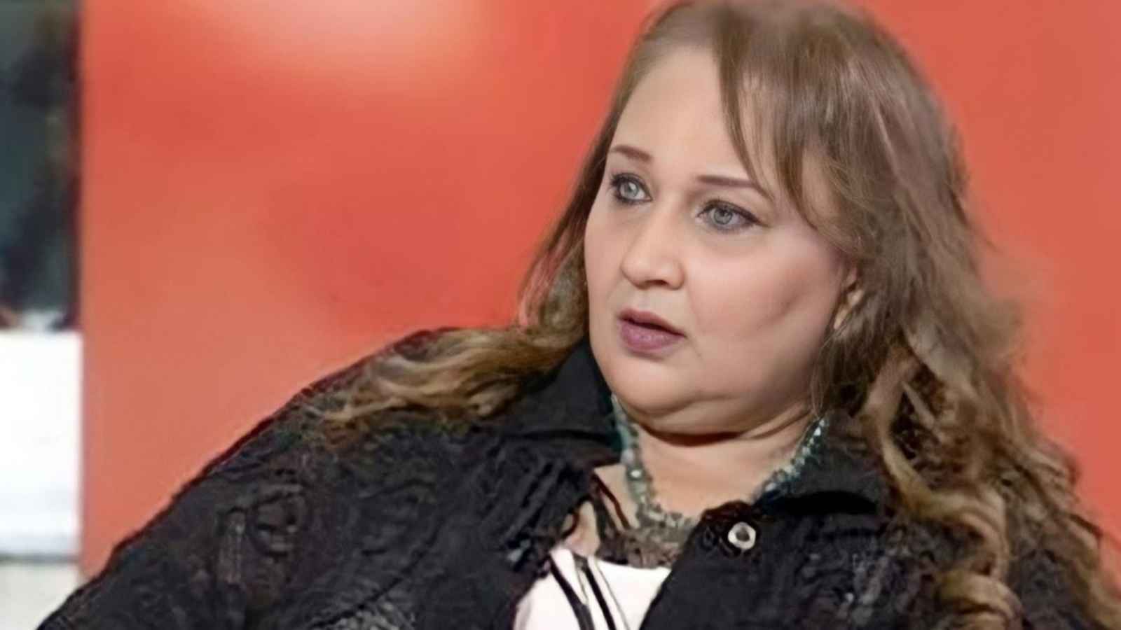 وصفت مستوياتهم بـ"المخجلة".. ناقدة تطالب بدورات تثقيفية للفنانين