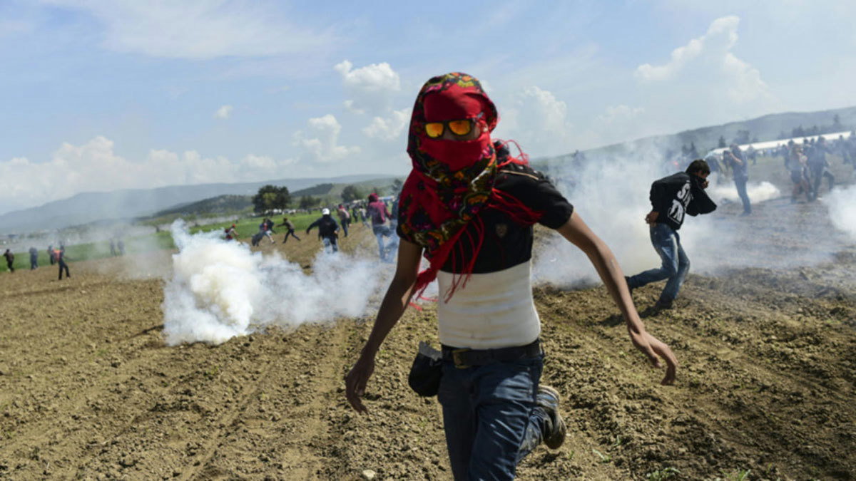 الشرطة اليونانية تطلق الغاز المسيل للدموع على احتجاج مهاجرين ولاجئين