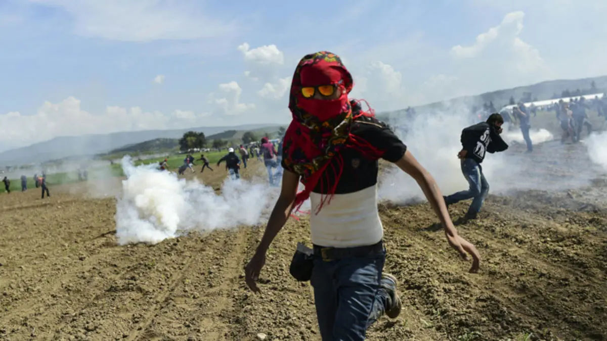 الشرطة اليونانية تطلق الغاز المسيل للدموع على احتجاج مهاجرين ولاجئين