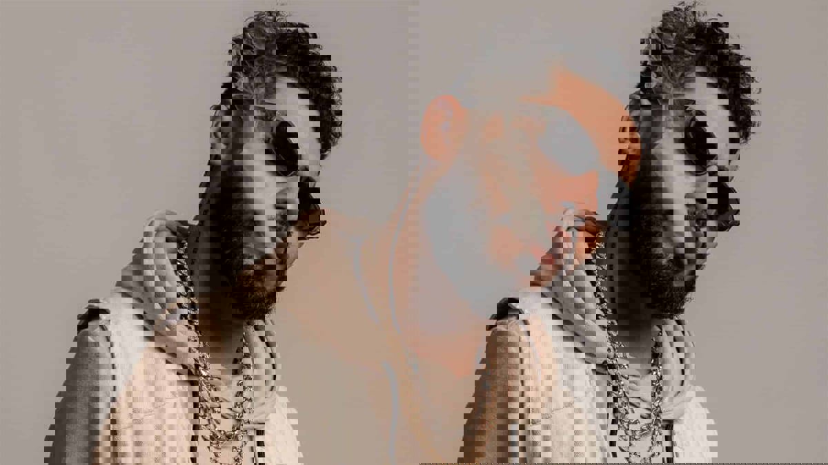 بعد تصريحاته المثيرة.. وضع مغني الراب المغربي "طوطو" تحت الحراسة النظرية