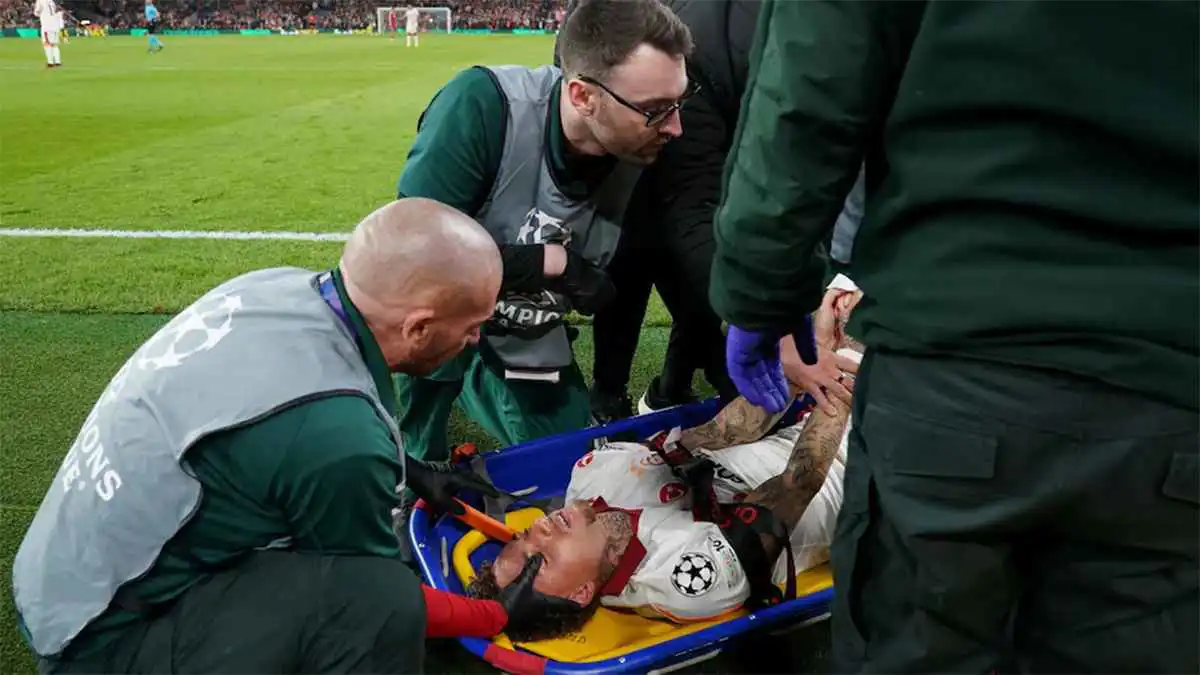 إصابة نوا لانغ في ملعب أنفيلد