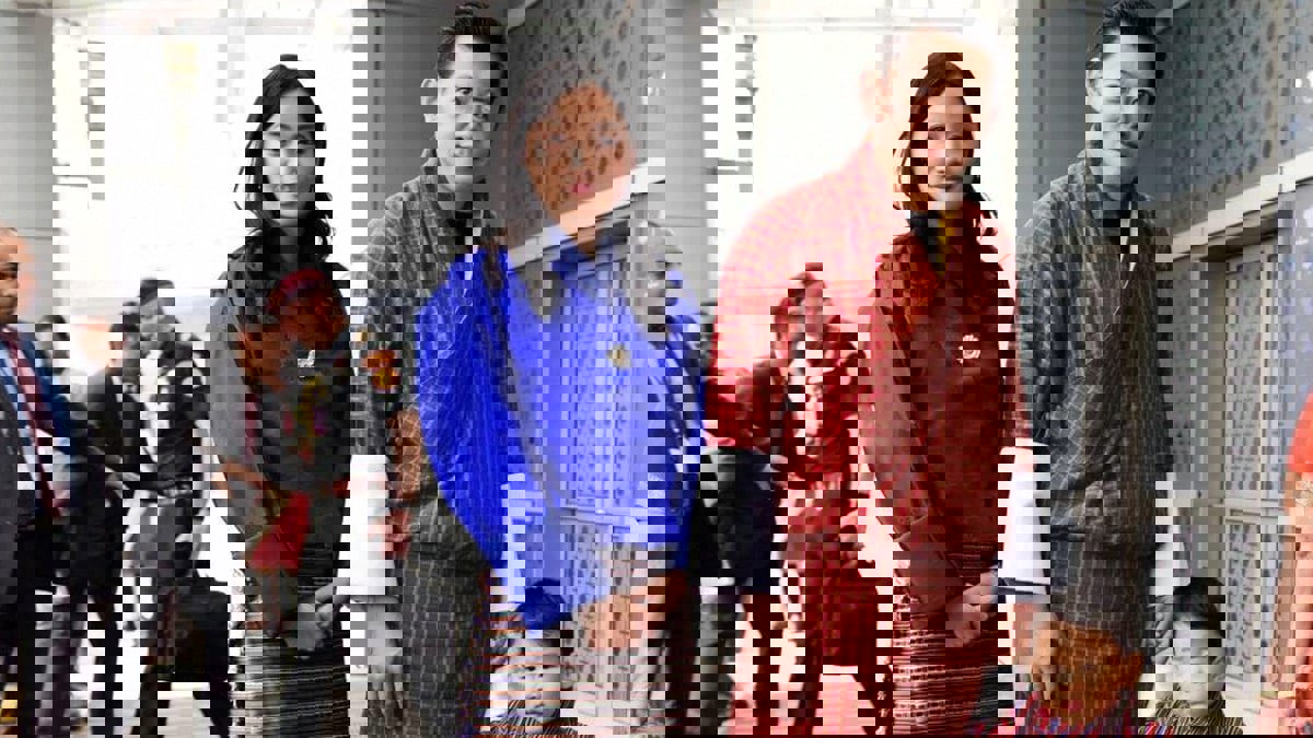 ملك بوتان يجتاز الجبال ويمشي في الأدغال لدعم شعبه في الجائحة (صور)