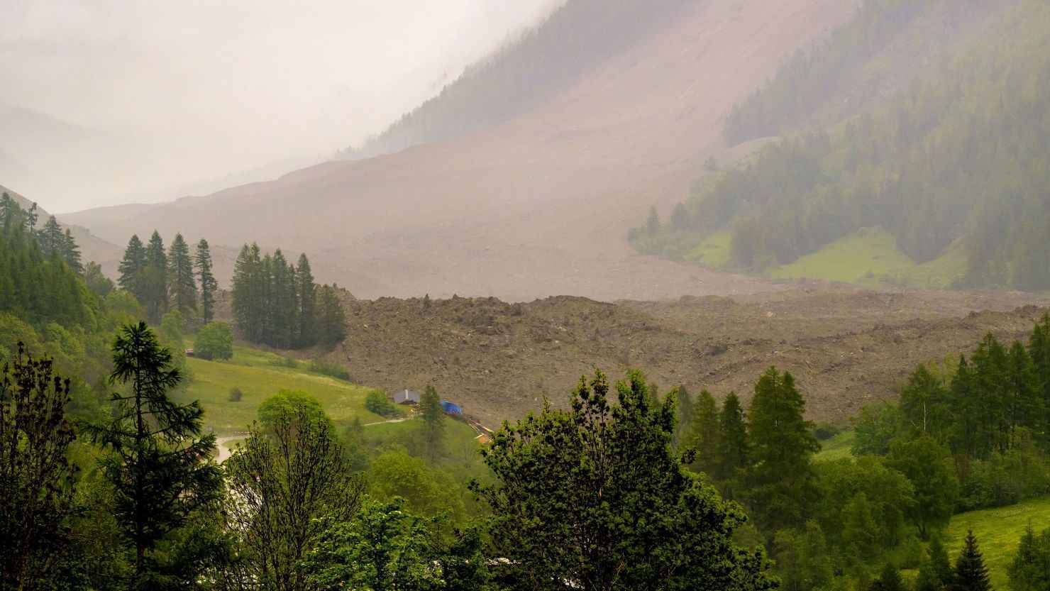 الطين والصخور تطمر جزءاً من قرية سويسرية (فيديو)