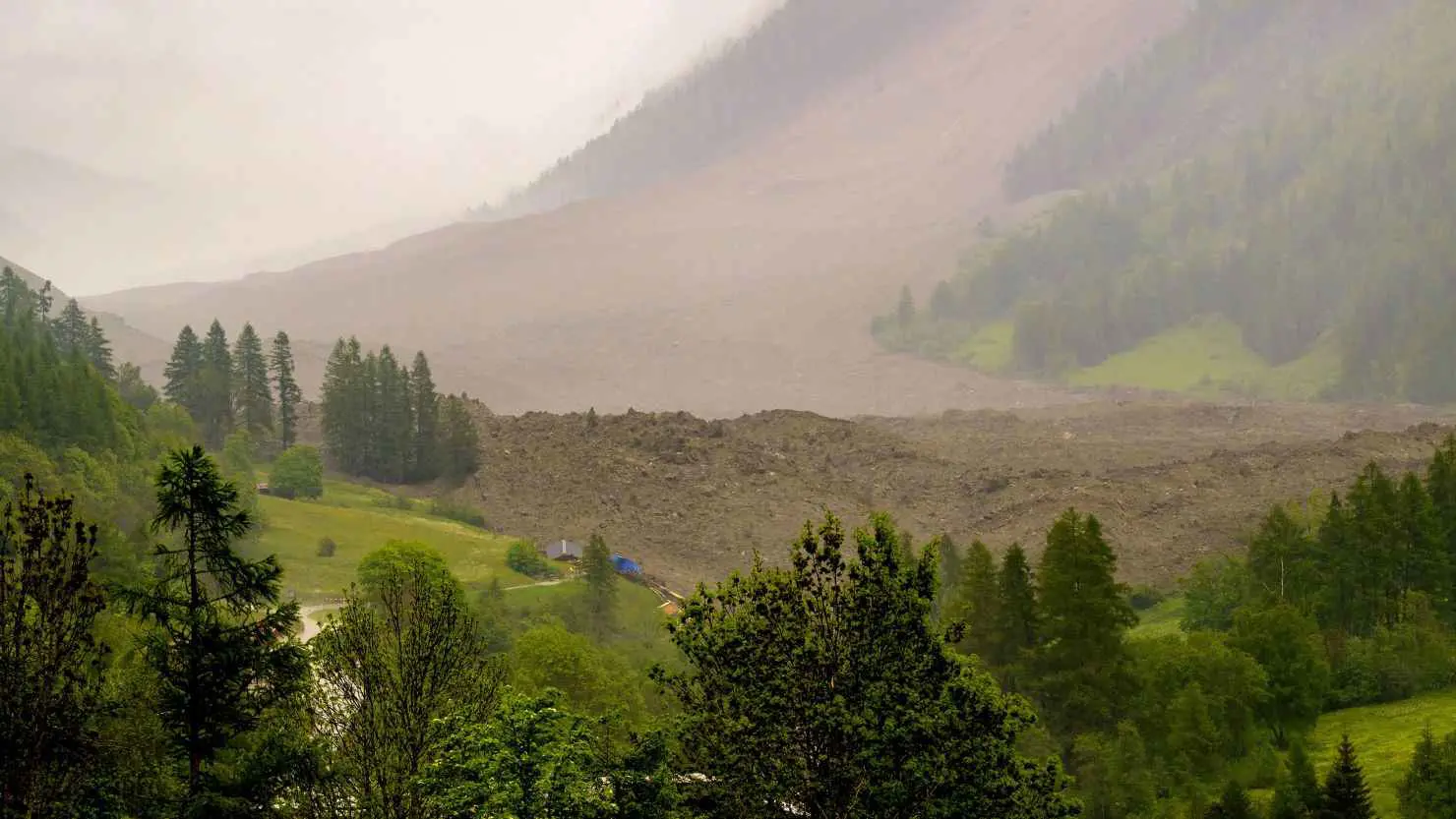 الطين والصخور تطمر جزءاً من قرية سويسرية (فيديو)