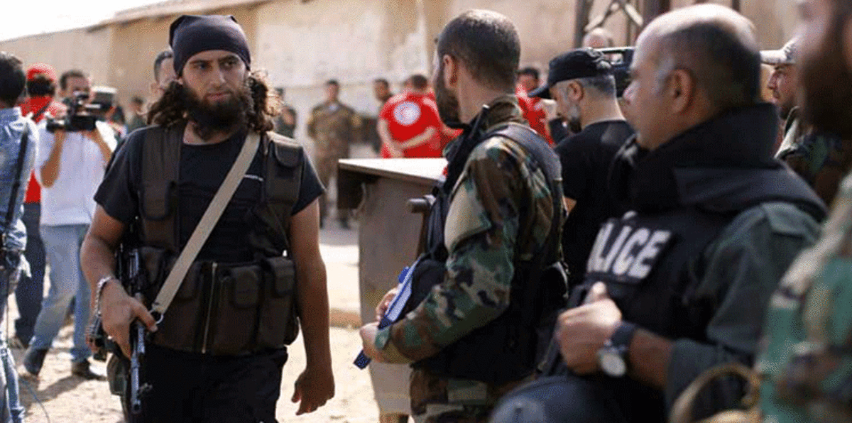 مقاتلو المعارضة السورية ومدنيون من وادي بردى يصلون حماة