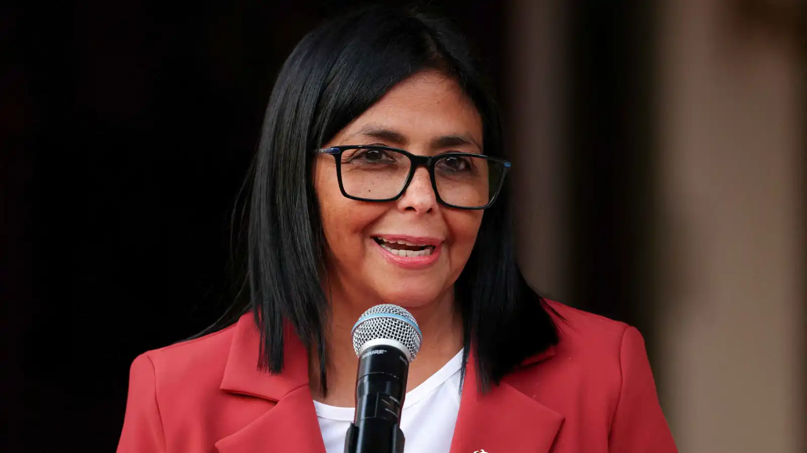 ترامب يرفع العقوبات عن زعيمة فنزويلا ديلسي رودريغيز