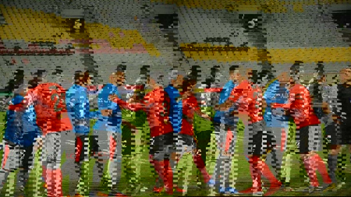 مباراة الأهلي والزمالك.. ميتشو يحذّر دفاع الأبيض وفايلر يحفز لاعبي الأحمر