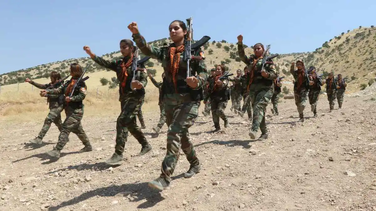 قصف بمسيّرات يستهدف مخيمًا لمقاتلين إيرانيين أكراد في أربيل (فيديو)