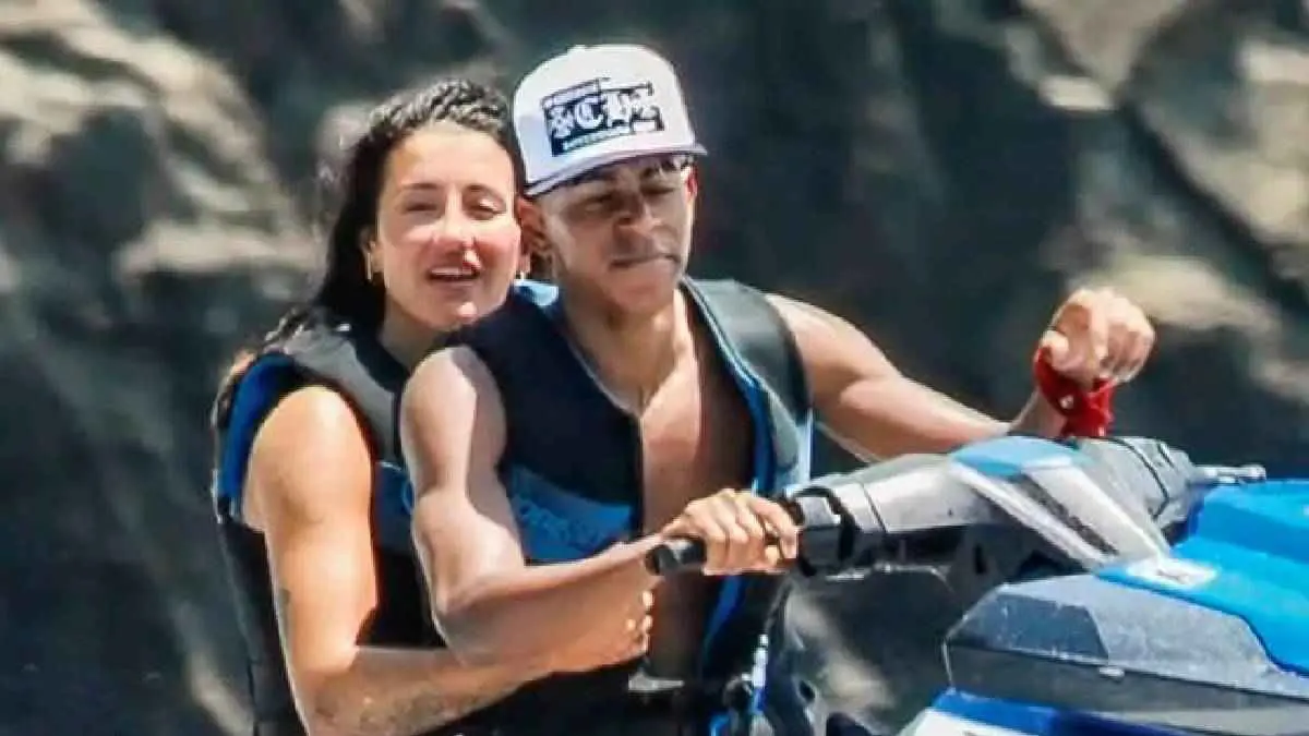 في الماء.. أول ظهور لـ"لامين يامال" رفقة صديقته التي تكبره بـ 12 عاما (صور)