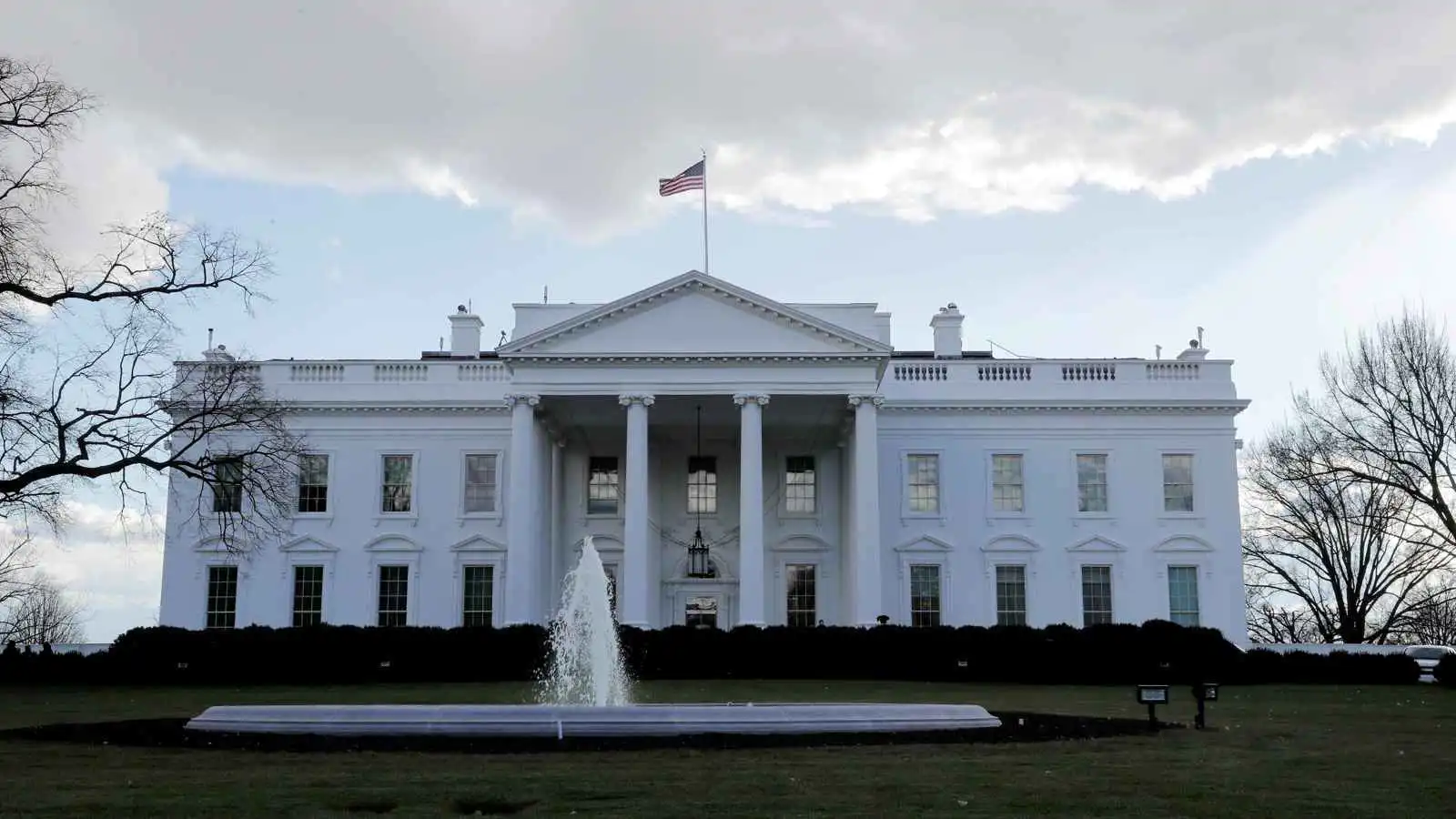 مع الإغلاق الحكومي.. البيت الأبيض يبدأ عملية تسريح "كبيرة" لموظفين