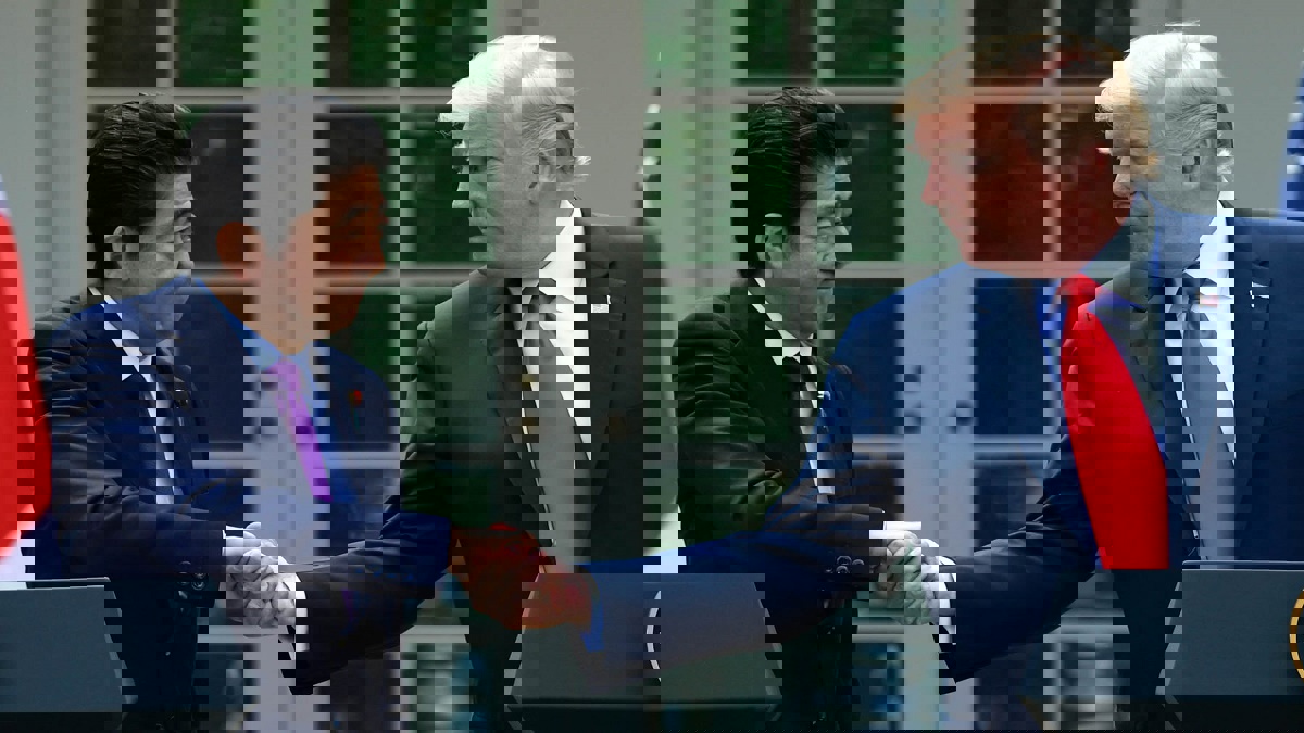 للتوسط بينها وواشنطن.. رئيس وزراء اليابان يزور إيران