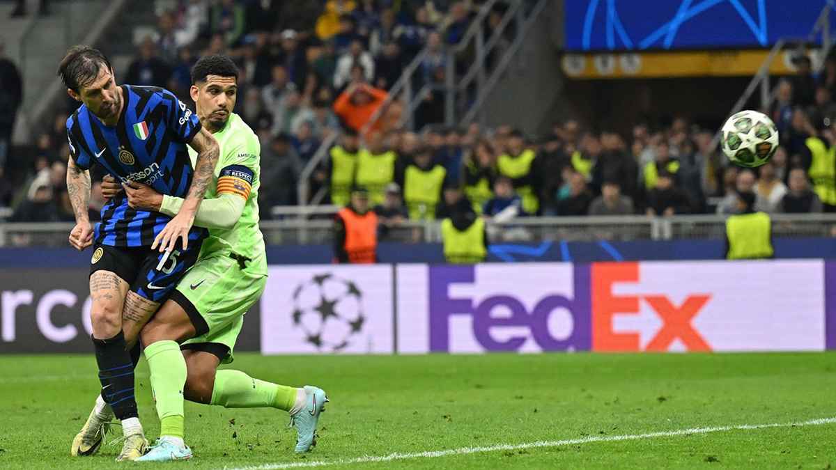 اخرج من النادي.. جماهير برشلونة تشن هجوما رهيبا على أراوخو (صور)