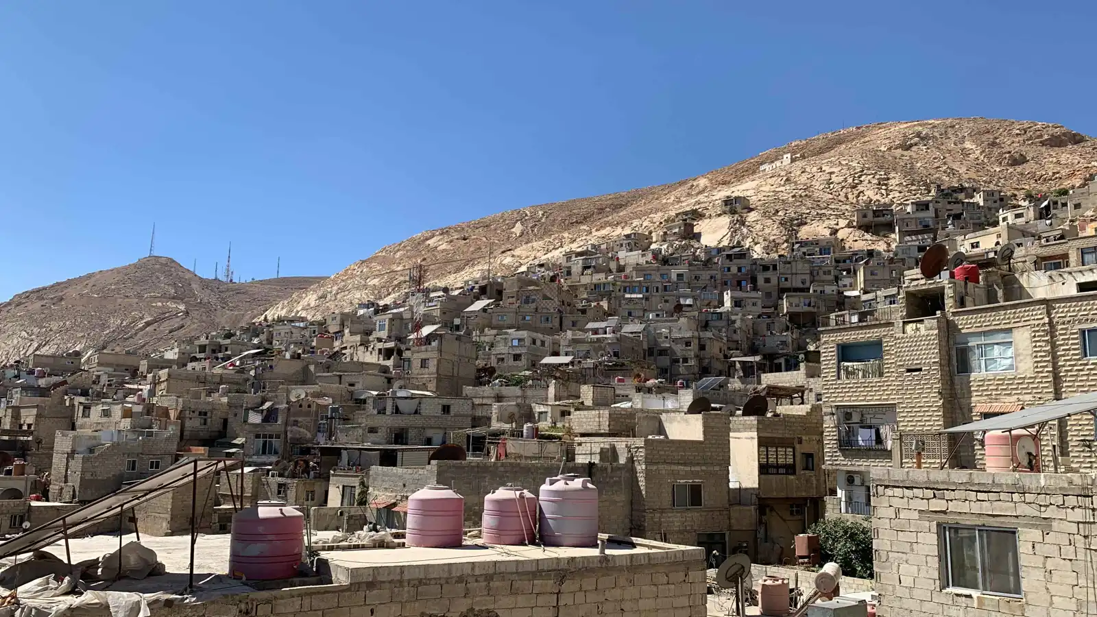 حي الشيخ خالد.. سحر الإطلالة وصعوبة الحياة على سفح قاسيون (صور)