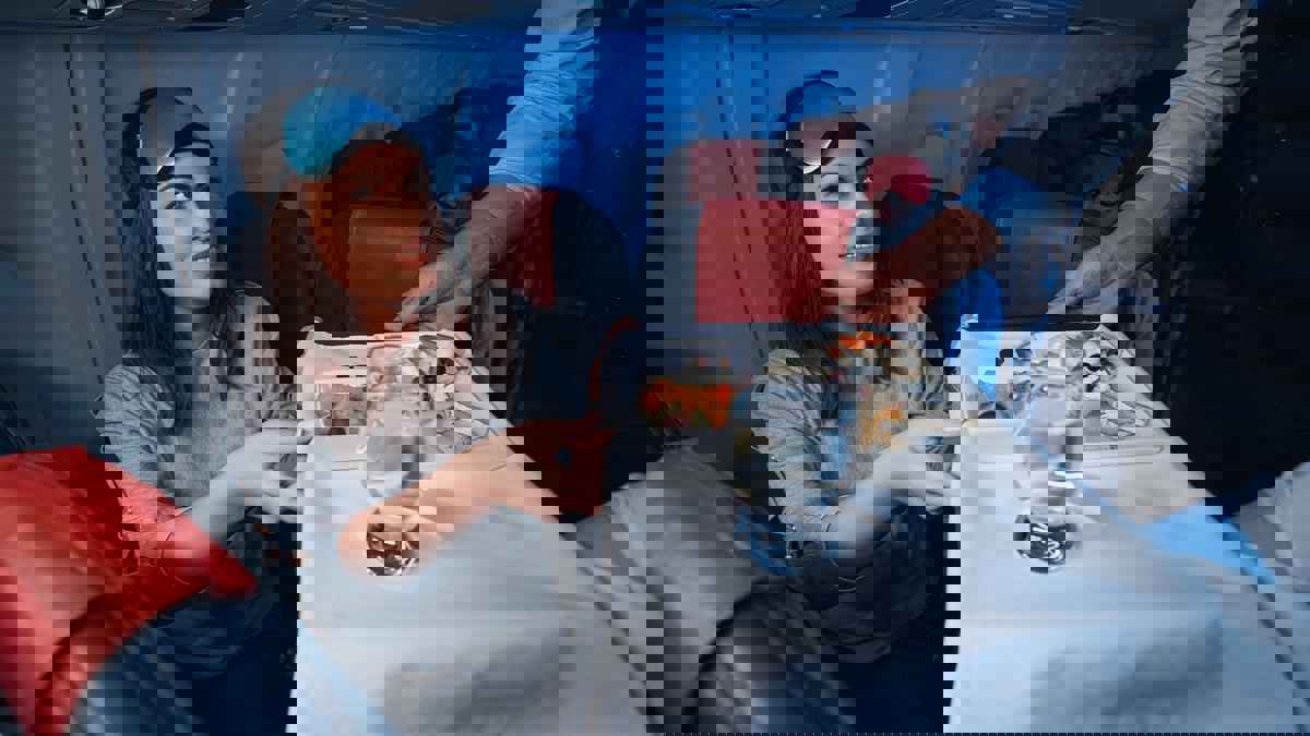 تجنب تناول هذه الأطعمة خلال السفر بالطائرة