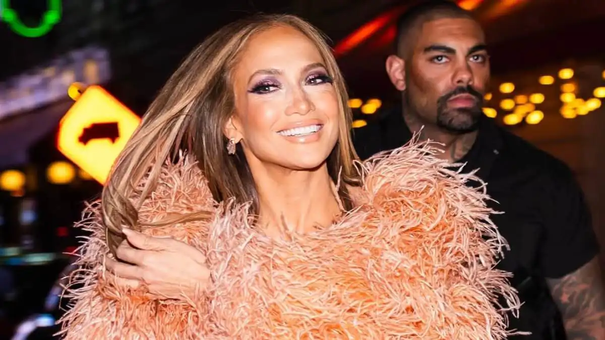 في الـ56 من عمرها.. جينيفر لوبيز تكشف سر رشاقتها (فيديو)