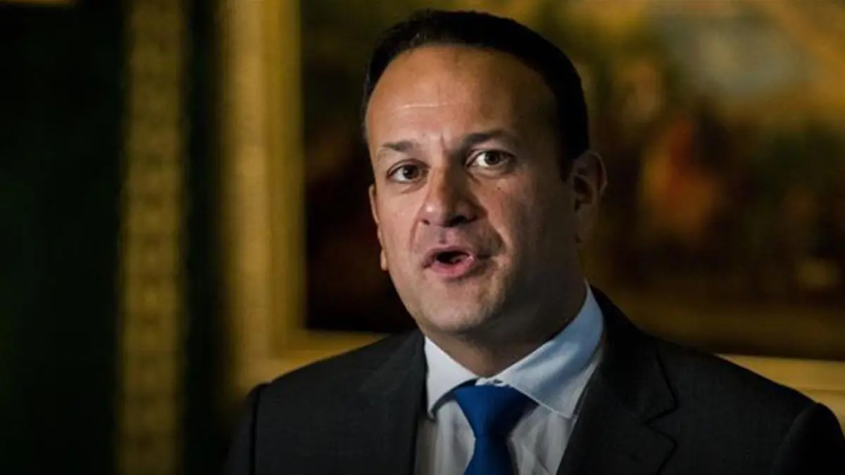 بسبب كورونا.. رئيس وزراء إيرلندا يعلن عودته للطب