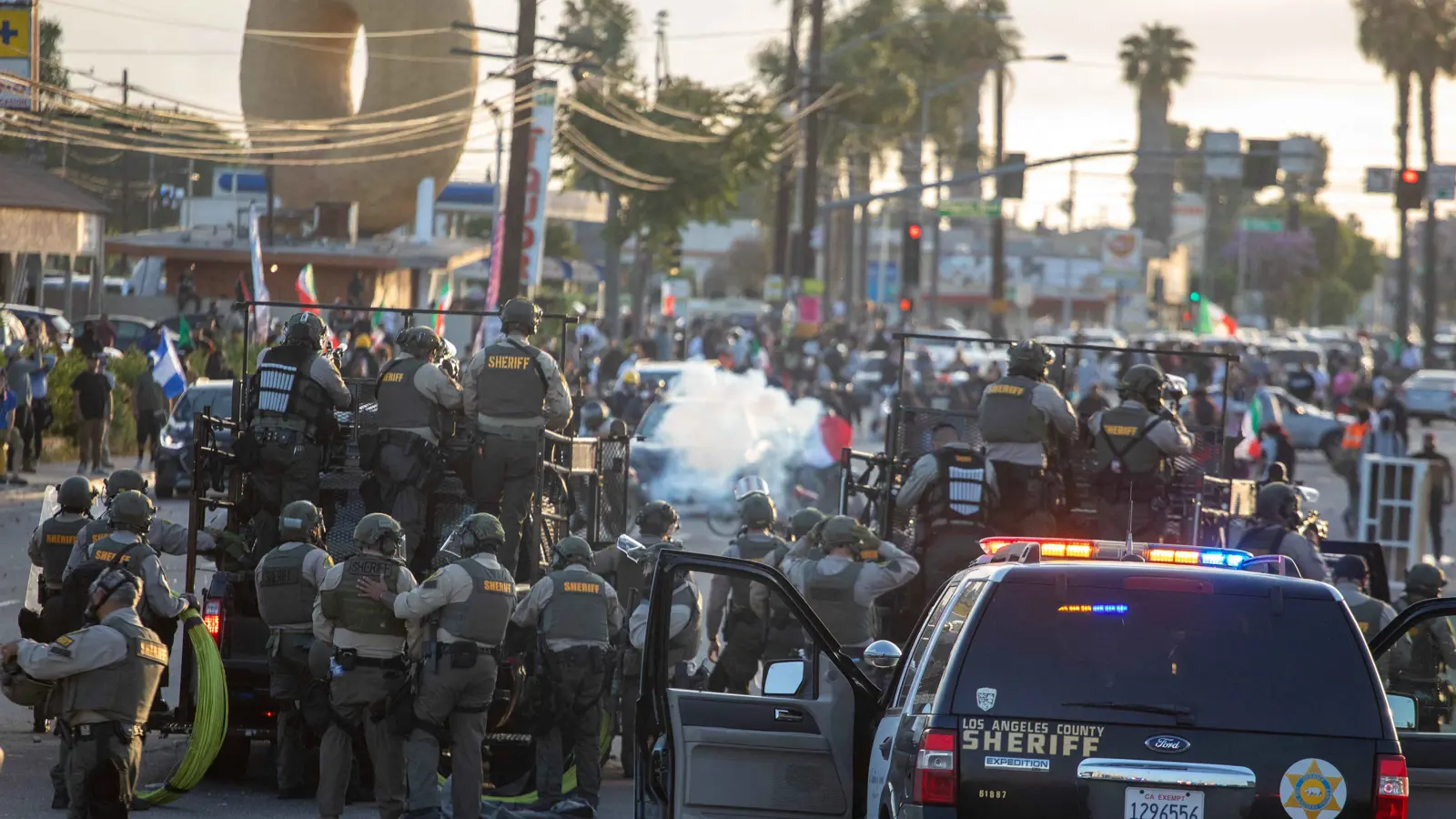 اتصال بين حاكم كاليفورنيا وترامب على خلفية احتجاجات الهجرة
