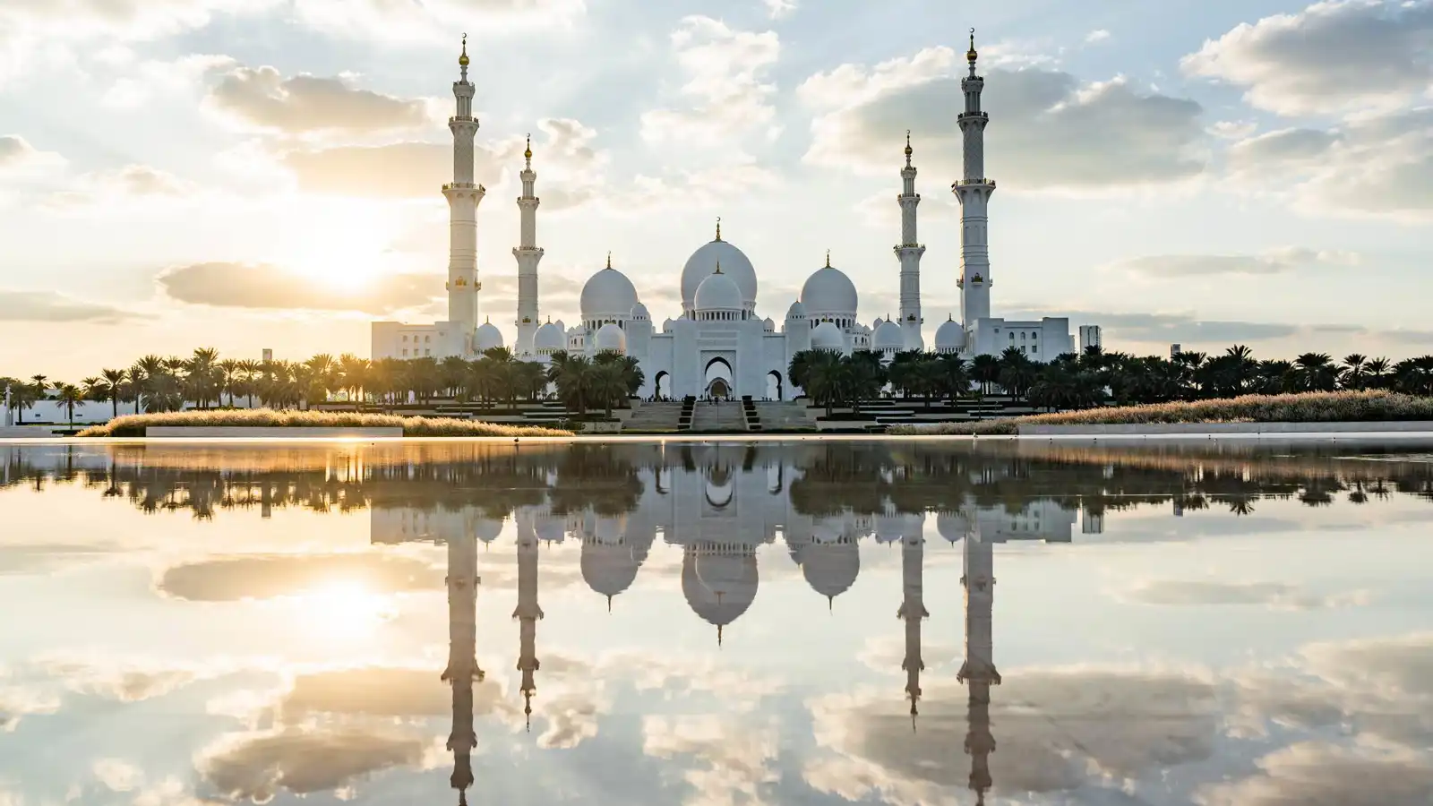 مسجد الشيخ زايد الكبير.. صرح إماراتي يجمع بين الروحانية وروعة العمارة