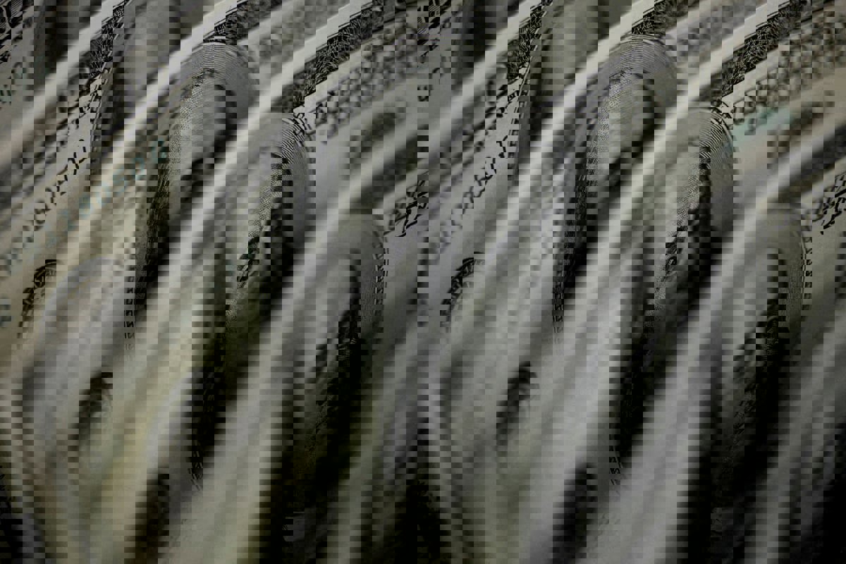 الدولار يتراجع.. والين ينتظر اجتماعا مهما