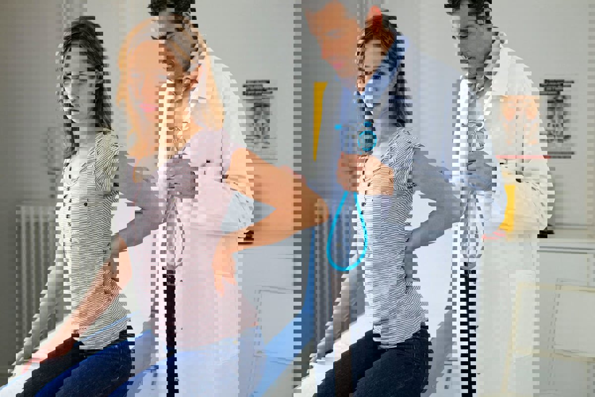 كيف تعالج الإصابة بحصوات الكلى في المنزل؟